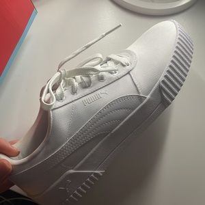 White puma sneakers